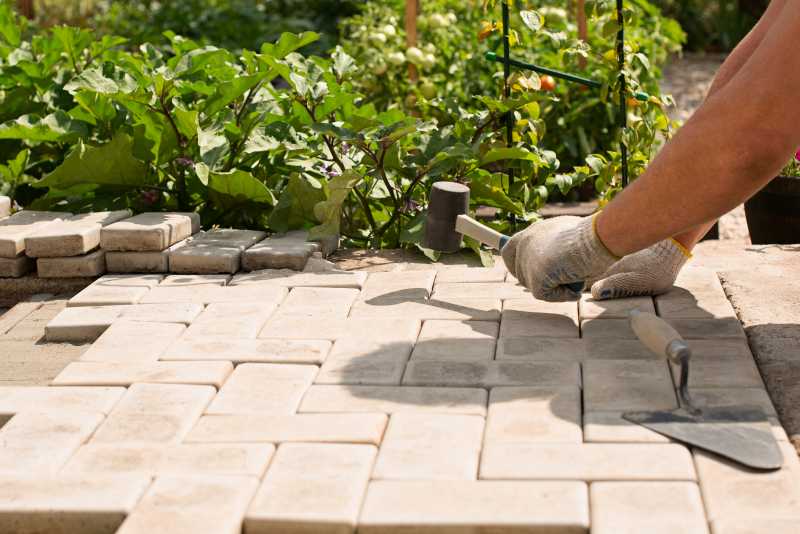 Aranżacja strefy przejściowej między patio a zielenią ogrodu – praktyczne porady