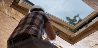 Jak wykończyć wnękę okienną przy użyciu szpalet przy montażu okien dachowych