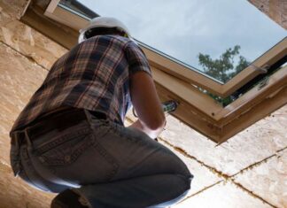 Jak wykończyć wnękę okienną przy użyciu szpalet przy montażu okien dachowych