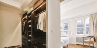 Aranżacja szafy na strychu - wskazówki jak wykorzystać przestrzeń
