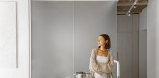 Białe i szare wnętrza kuchenne w stylu minimalistycznym – inspiracje i pomysły na aranżację