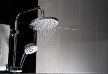 Nowoczesne systemy prysznicowe – porównanie deszczownic i tradycyjnych główek prysznicowych