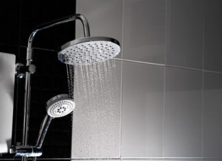 Nowoczesne systemy prysznicowe – porównanie deszczownic i tradycyjnych główek prysznicowych